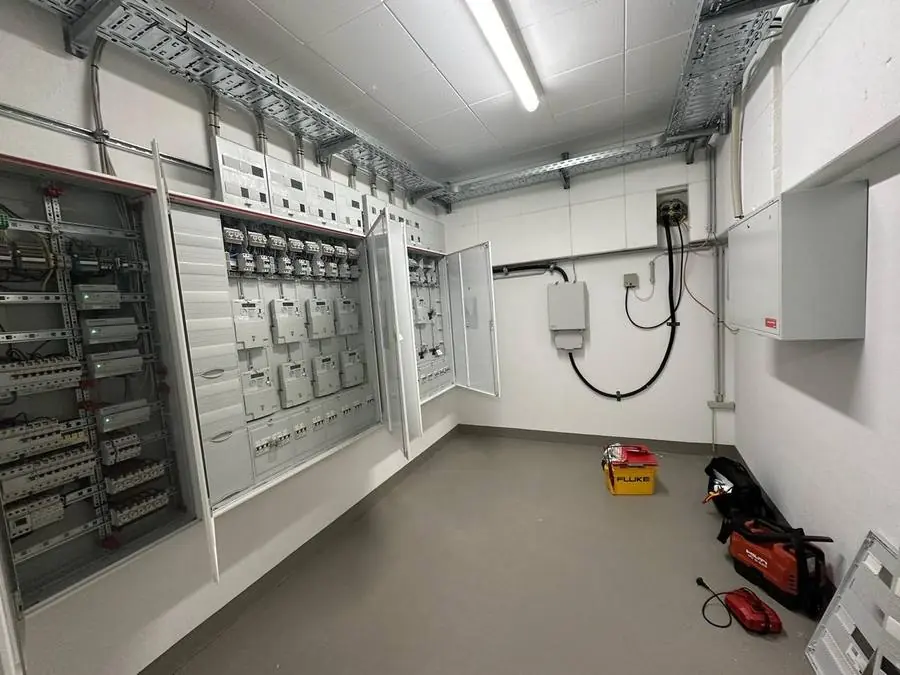 Technikraum mit fertiger Elektroinstallation
