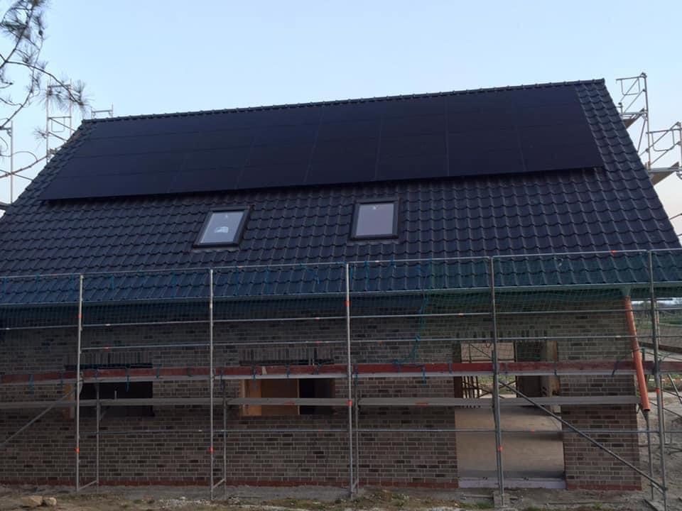 PV-Anlage auf dem Dach, im Bau