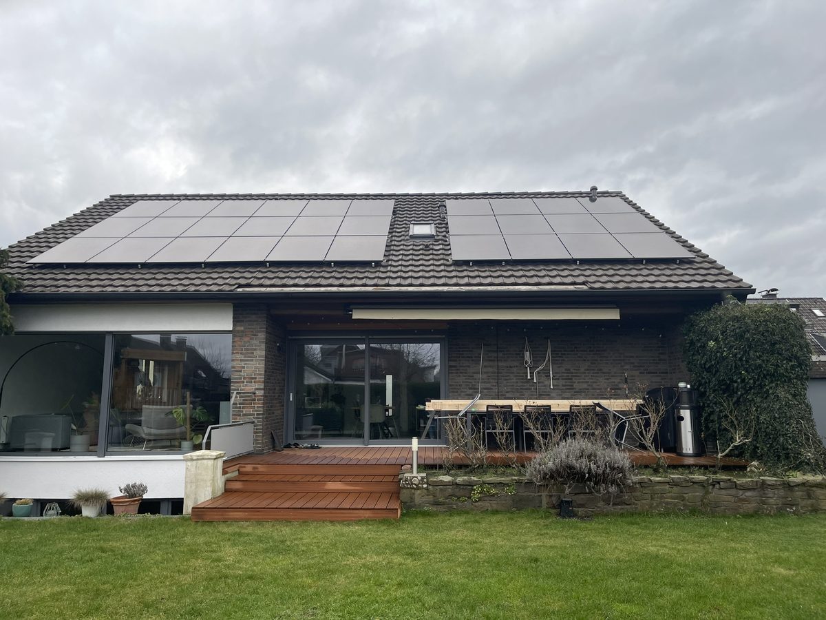 Haus mit PV-Anlage auf dem Dach