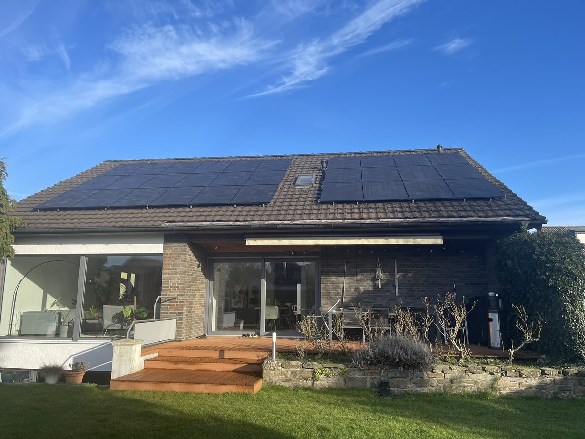 Haus mit PV-Anlage bei Sonnenschein