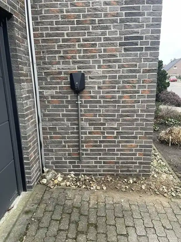 Wallbox-Montage an der Hausfassade