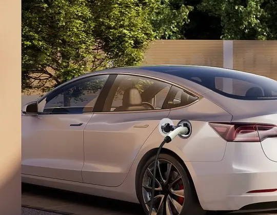Elektroauto lädt an einer Wallbox