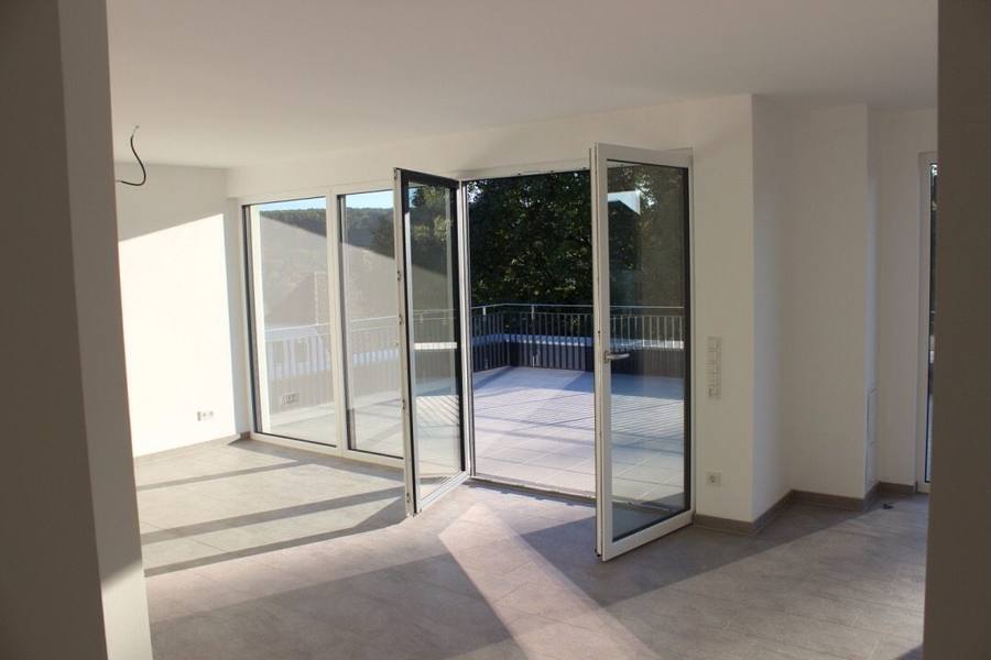 Offener Wohnbereich mit Terrassenzugang