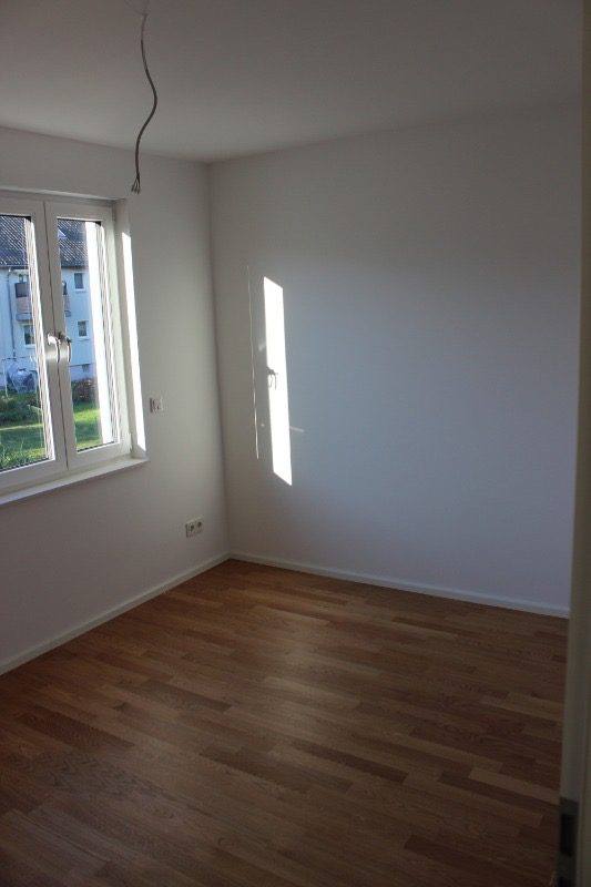 Renovierter Wohnraum mit Fliesenboden